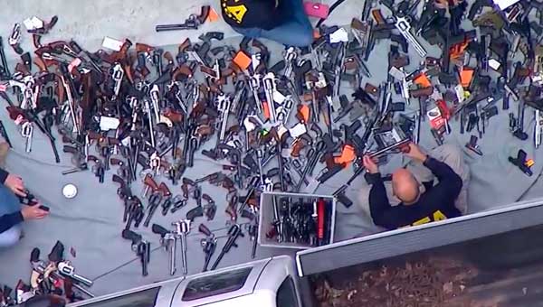 У жителя Лос-Анджелеса изъято более тысячи единиц оружия